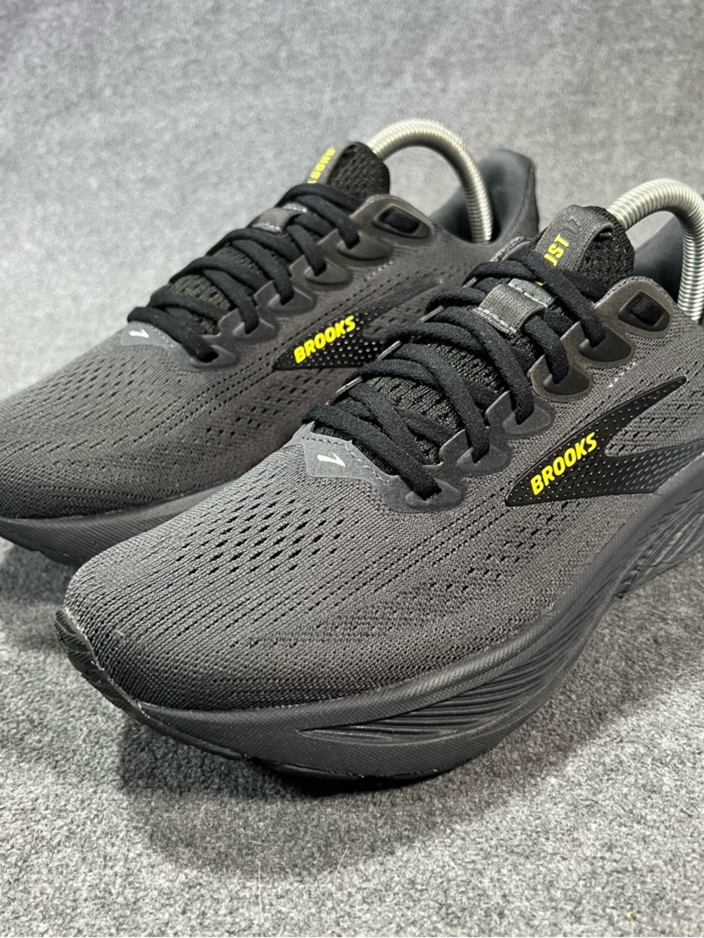 Brooks Ghost 17 Men's Size 8 D Medium Ebony/Black-Yellow Premium Running Shoe